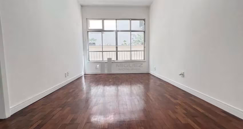 Apartamento a venda, rua morais e silva, tiijuca, sala em 2 ambientes, 2 quartos, banheiro social, ampla cozinha, dependência completa.