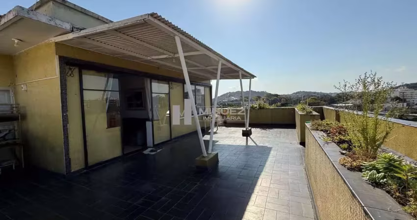 Cobertura linear à venda na rua senador furtado, tijuca! sala em dois ambientes, 3 quartos, banheiro social, cozinha e ampla área externa — perfeita para lazer e convivência. localização privilegiada 