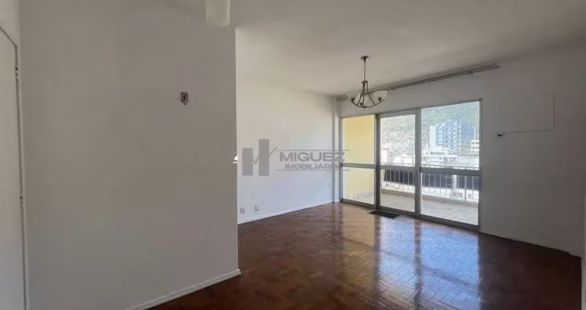 Na rua antônio salema, este apartamento à venda está a poucos passos do shopping tijuca. conta com 3 quartos (1 suíte), sala com varanda, dependências e 1 vaga de garagem. uma excelente opção para que