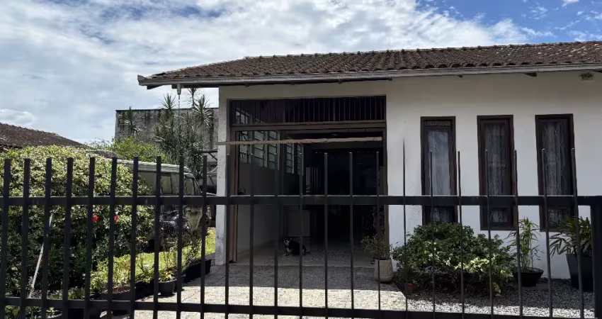 Casa térrea, averbada e murada com área construída de 135 m² em terreno de 507 m²   Valor 780.000,00.