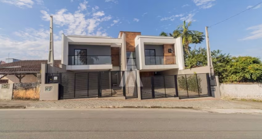 Excelente sobrado geminado de alto padrão com 1 suíte mais 2 quartos à venda no bairro Floresta em Joinville-SC, por R$ 880.000,00.