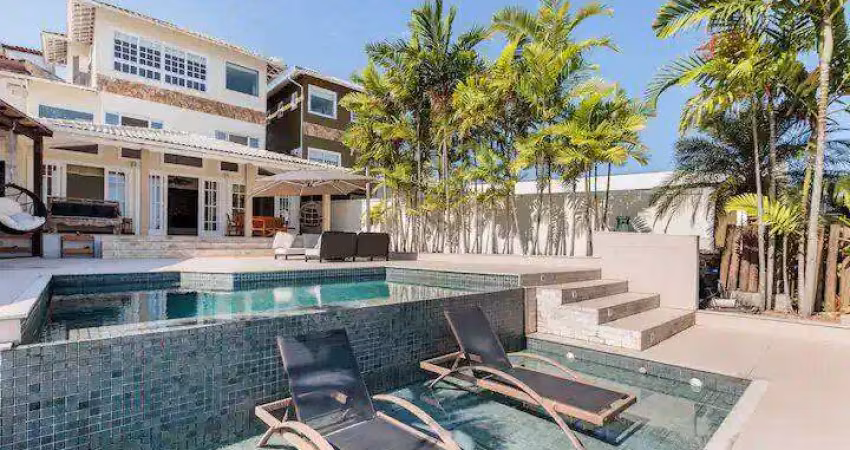 Casa com 7 quartos (sendo 5 suítes) e vista mar em Angra dos Reis - RJ.