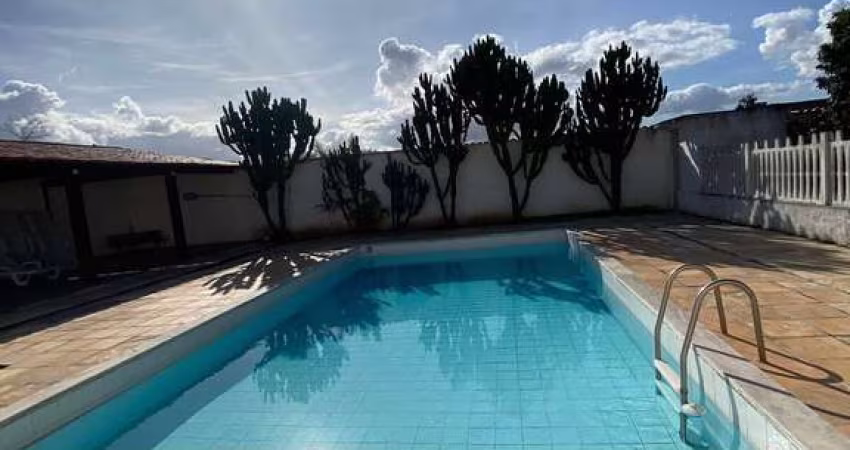 Encante-se com Esta Casa Duplex em Condomínio!