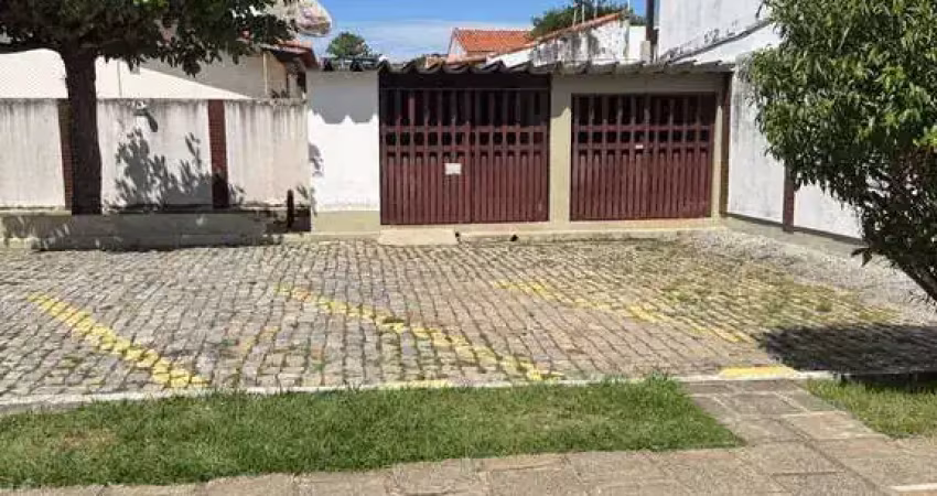 Casa à venda com 2 pavimentos em condomínio em cabo frio/rj