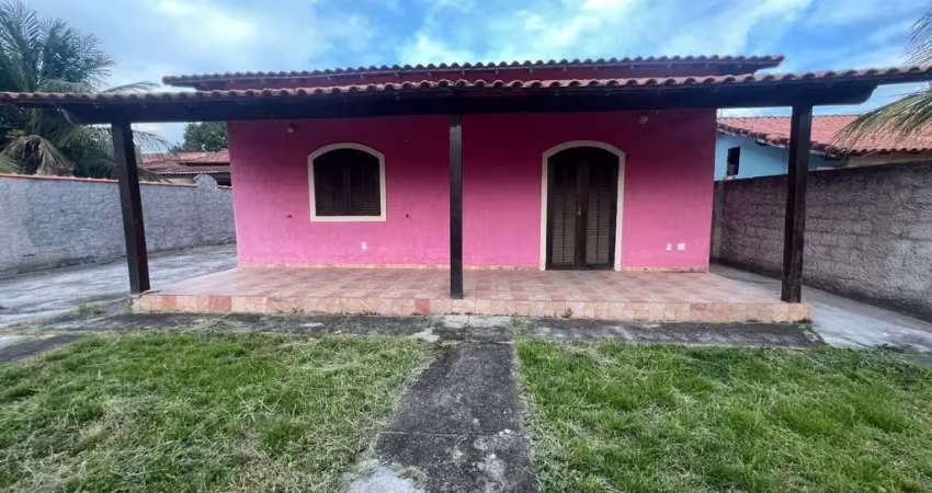 Casa com 3 quartos e quintal amplo para locação no barbudo, araruama/rj