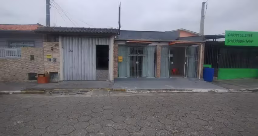 Casa à venda com 3 quartos e 1 sala comercial em biguaçu/sc.