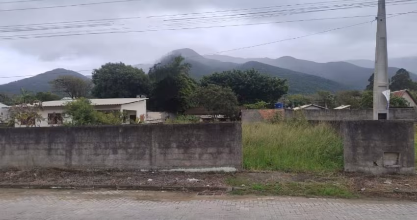 Terreno á venda com 375m² Praia de Fora.