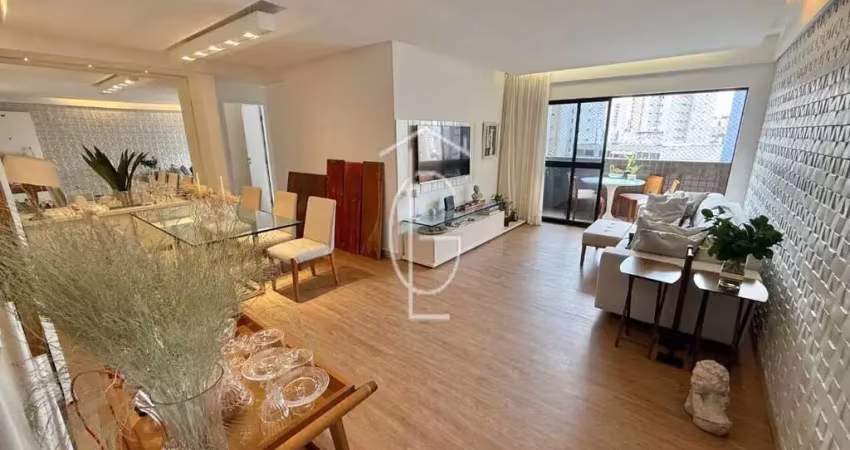 Lindo apartamento reformado com localização privilegiada na rua do futuro