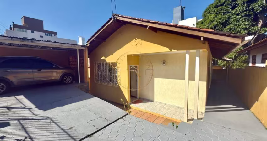 Casa Semi-mobiliada com 3 Dormitórios (1 Suíte) em Capoeiras – Florianópolis/SC