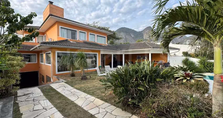 Casa de Alto Padrão com 6 quartos e 450m², à venda na Praia de Itacoatiara, Niterói/RJ