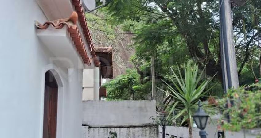 Casa Duplex de 5 quartos, com 360m², à venda em São Francisco, Niterói/RJ