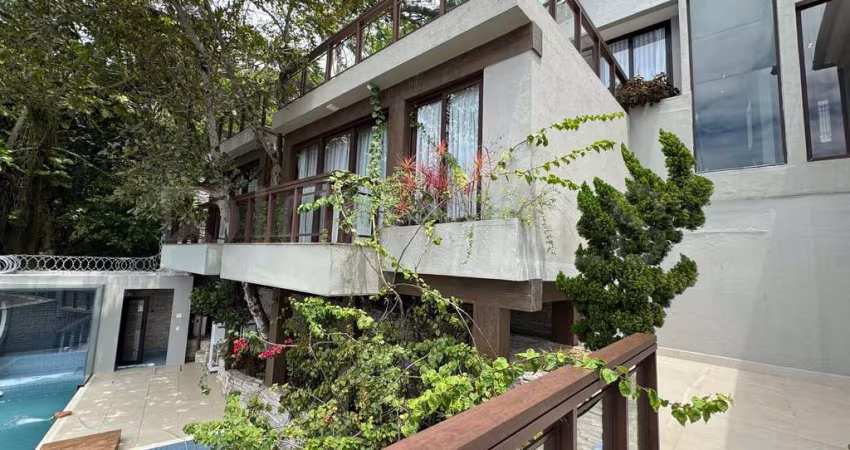 Casa À Beira D'Água de 5 quartos, com 800m², à venda em São Francisco, Niterói/RJ