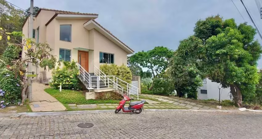 Casa em condomínio, com 3 quartos e 300m², à venda em charitas, niterói/rj