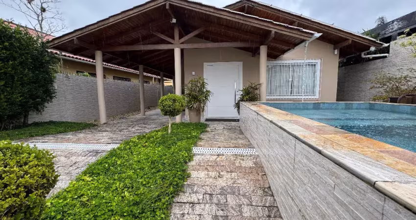Casa térrea reformada, financiável, com 153 m², no bairro santa mônica - florianópolis