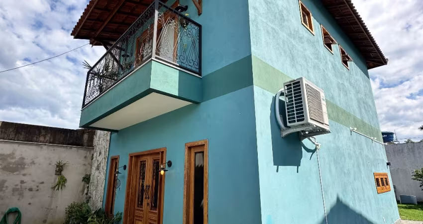 Casa individual | 3 quartos sendo 1 suíte com closet e varanda | energia solar | 04 vagas de garagem | R$ 1.300.000,00. - Morada de Laranjeiras Serra ES