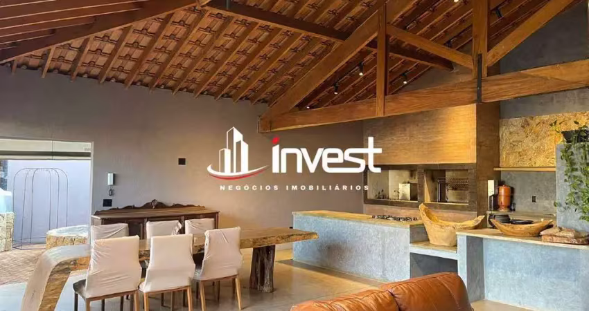 Casa à venda em condomínio fechado com 440m² de área construída, que oferece muito conforto e vários momentos de lazer.
