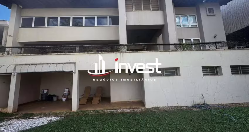 Casa mercês com 5 suítes, piscina, quadra, bar e garagem para 4 carros.