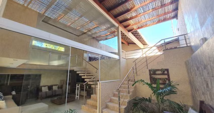 Luxuosa casa com 4 quartos, piscina e área de churrasco disponível para venda no Bairro Tabapiri