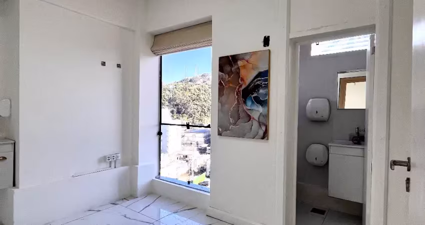 Sala com 3 ambientes separados, banheiro, copa e deposito - andar c/vista ampla