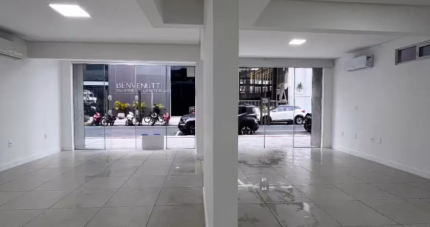 Sala para locação com 60 m2 bem no centro de balneário, em frente ao benvenutti