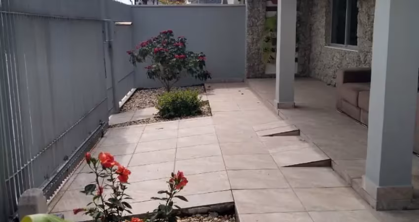 Casa para alugar em itajaí (dom bosco): 2 dorm., sala, cozinha planejada, área externa com churrasqueira e garagem — iptu incluso