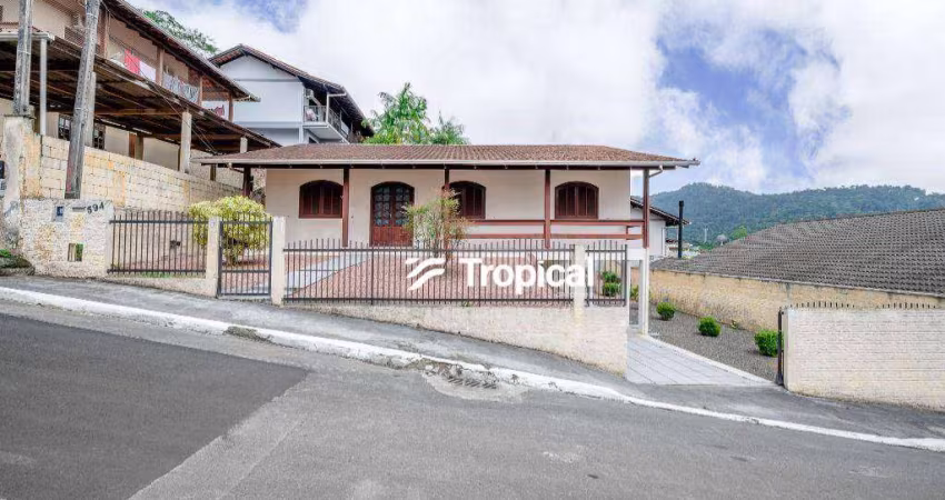 Casa com 3 dormitórios para alugar, 200 m² por R$ 3.560,00/mês - Velha Central - Blumenau/SC