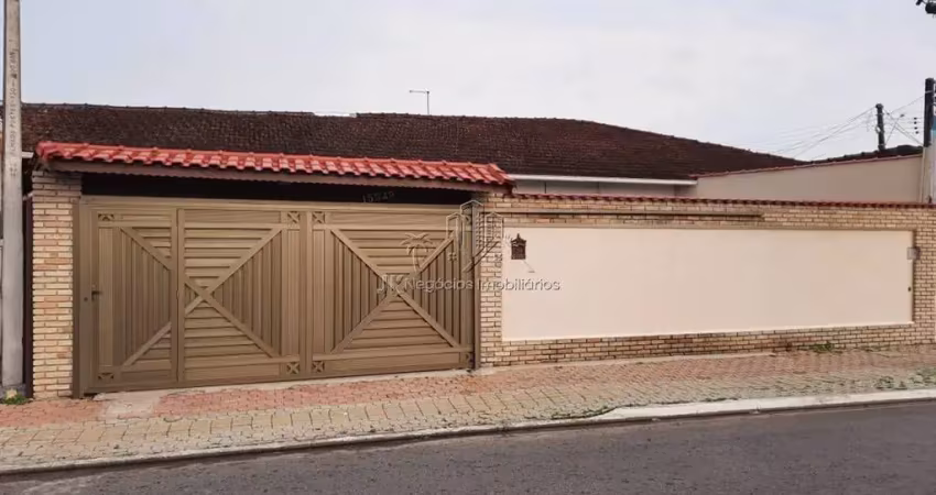 BELA CASA JD IMPERADOR PRAIA GRANDE Á 300MTS DA PRAIA COM SUITE, PISCINA E CHURRASQUEIRA - R$ 495 MIL