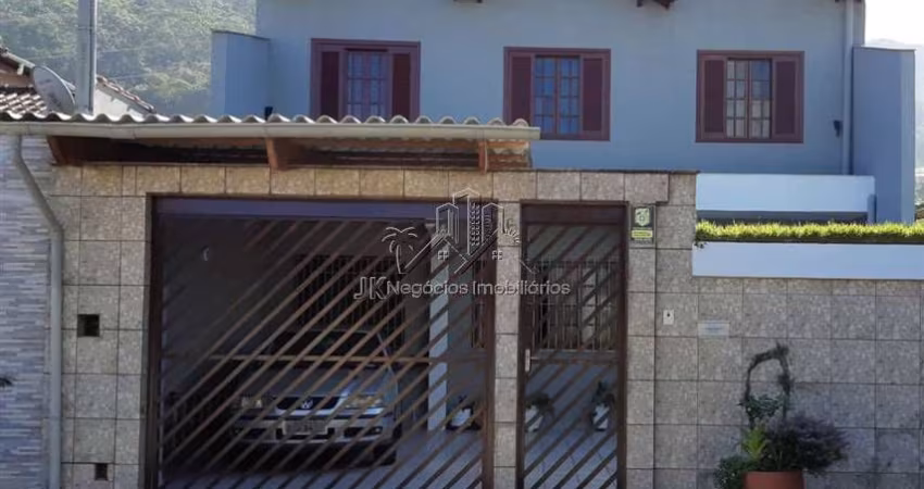 BELO SOBRADO COM 4 DOMITÓRIOS, SUITE, Á 200MT DA PRAIA NA VILA SÃO PAULO - R$500 MIL