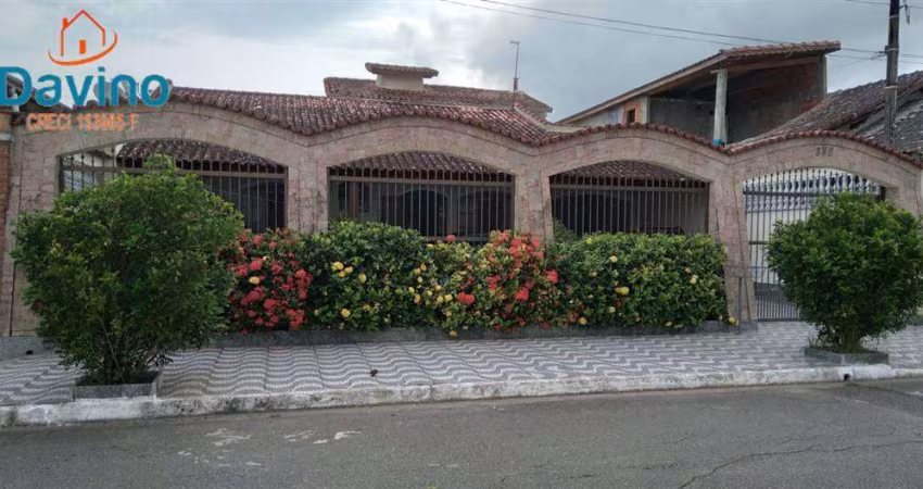 BELISSÍMA CASA TÉRREA, ISOLADA, 2 DORMS COM EDICULA E AMPLO QUINTAL