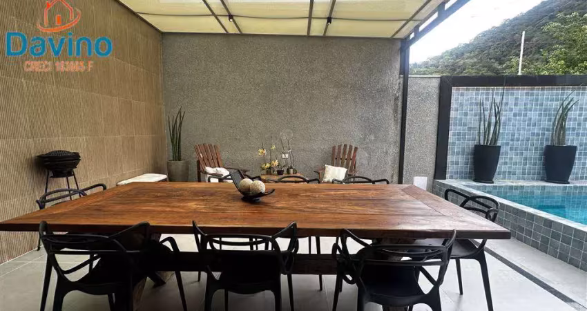 Casa alto luxo  - mobiliada no Canto do Forte com 300m de área, 4 suites, piscina e espaço gourmet