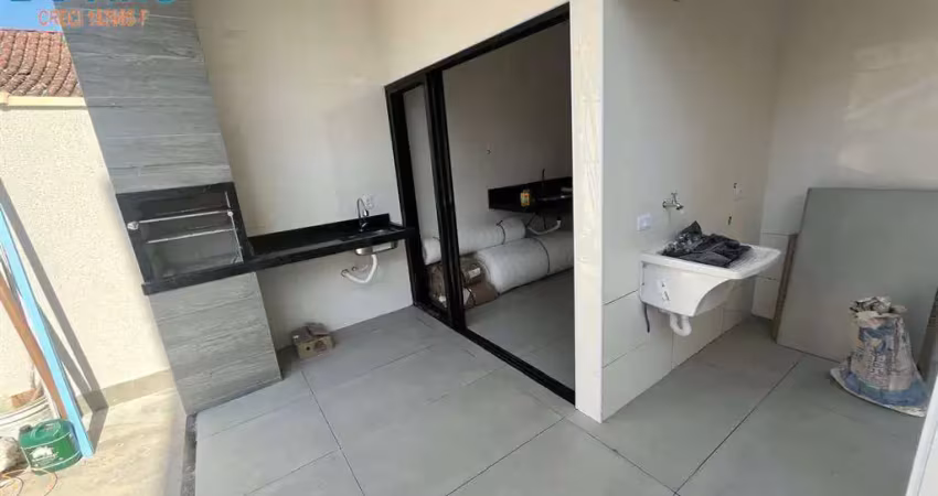Sobrado no canto do forte,3 suítes com fino acabamento, espaço gourmet com churrasqueira e piscina privativos.