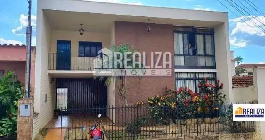 Casa com 4 quarto(s) e 3 banheiro(s) para alugar, 300 m² por r$ 4000 / mês