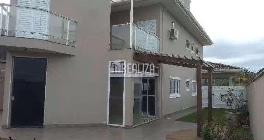 Casa com 4 Quarto(s) e 3 banheiro(s) para Alugar, 250 m² por R$ 8035 / Mês