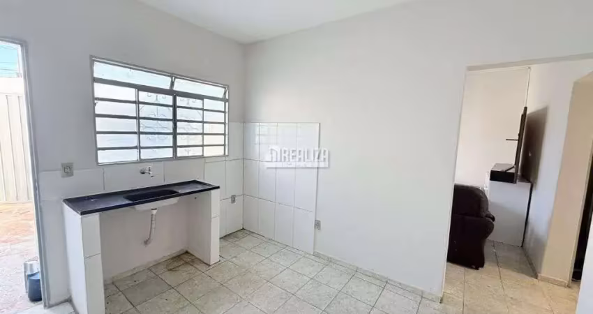 Casa com 1 quarto(s) e 1 banheiro(s) para alugar, 80 m² por r$ 1200 / mês