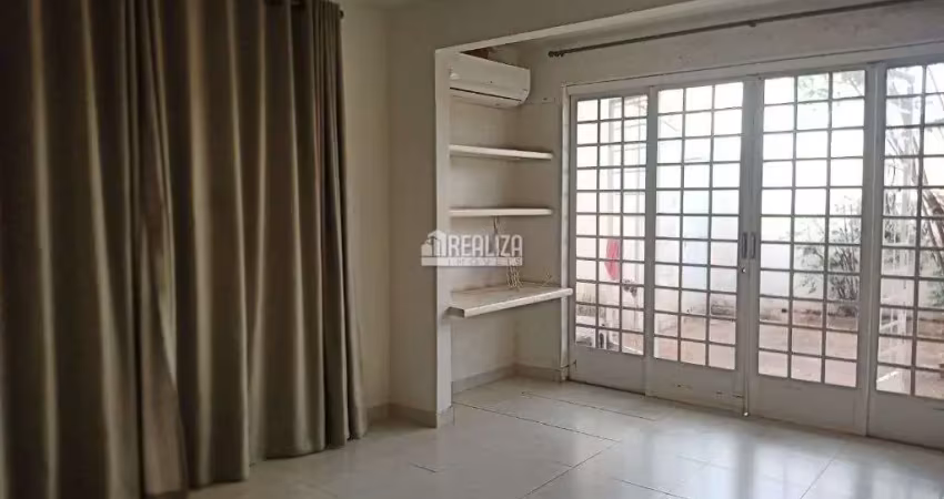 Casa com 3 Quarto(s) e 4 banheiro(s) para Alugar, 200 m² por R$ 2945 / Mês