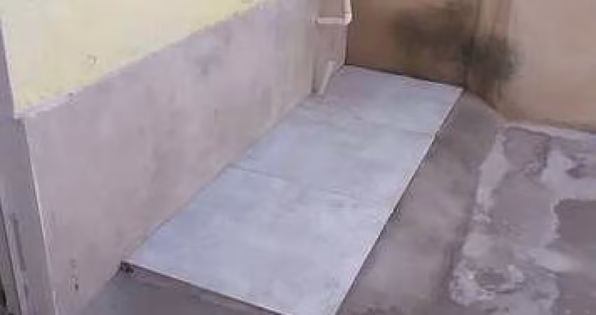 Casa com 2 Quarto(s) e 2 banheiro(s) para Alugar, 57 m² por R$ 840 / Mês