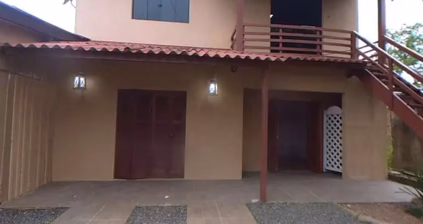 Casa com 3 quarto(s) e 2 banheiro(s) para alugar, 190 m² por r$ 2400 / mês