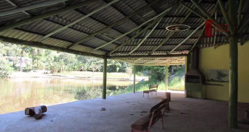 Sítio em São Roque com Lago.