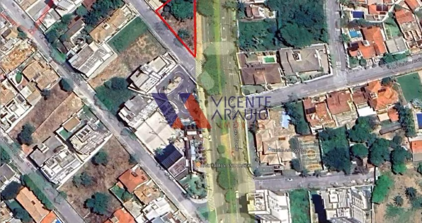 Área com 683m² no Jardim da Cidade