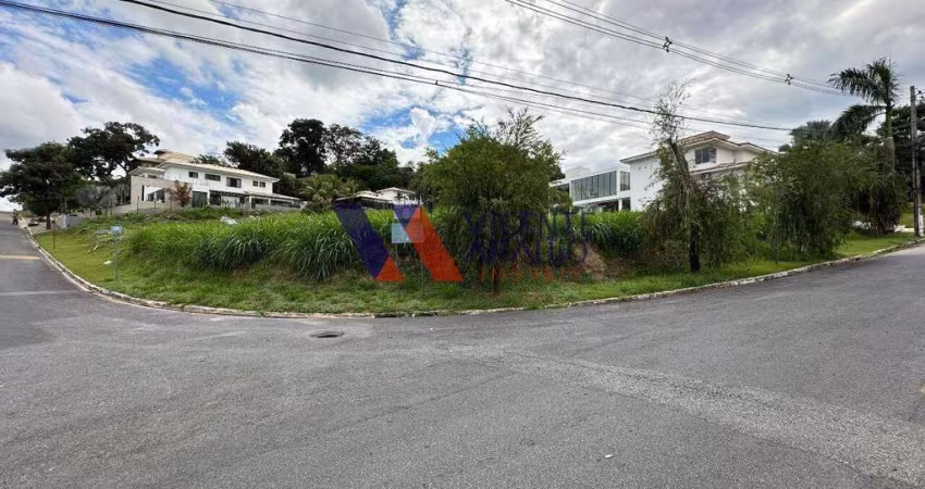 Lote de esquina com 1.500m² à venda, condomínio Montserrat.