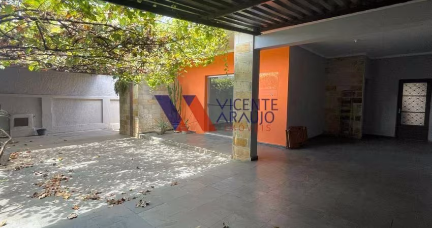Casa comercial ampla em lote de 500m² à venda, bairro Angola, em Betim.