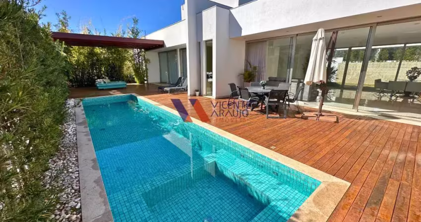 Uma casa no condômino montserrat feita para quem valoriza o viver bem.