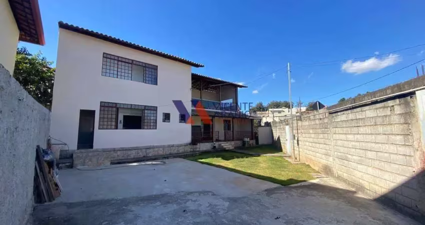 Casa ampla com 3 quartos, varanda com vista e localização privilegiada no petrópolis.