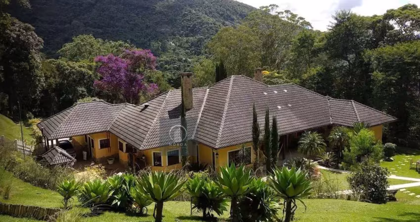 Belíssima casa em condomínio para locação em teresópolis.