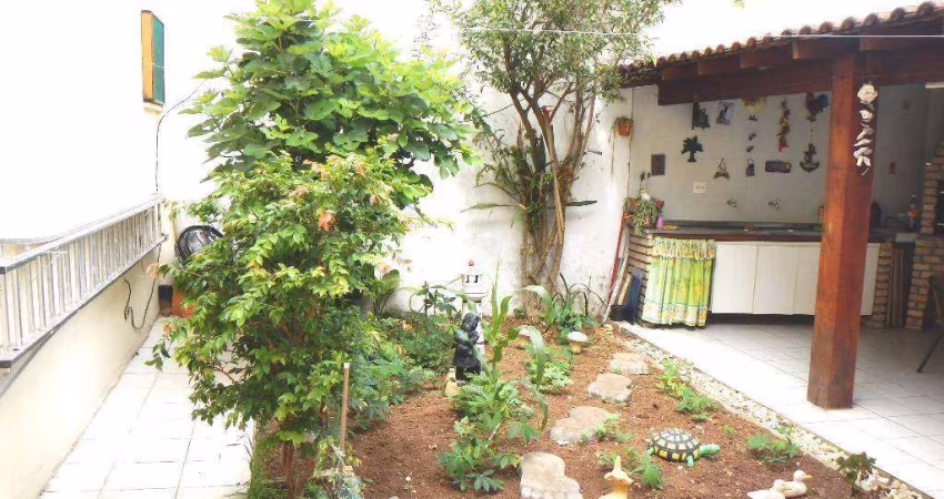 CASA COM PISCINA E EDICULAS