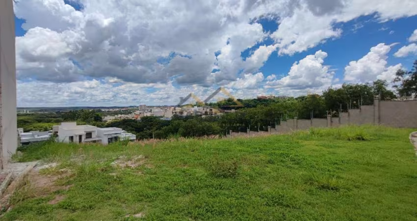Terreno &#224; venda de 300m&#178; com declive no Condomínio Soleil