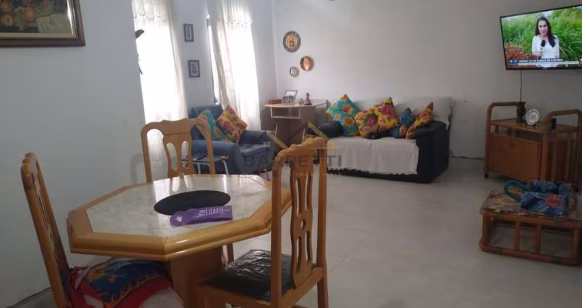 Casa &#224; venda com 3 quartos, 2 banheiros, 3 vagas de garagem e quintal no Jardim Petrópolis