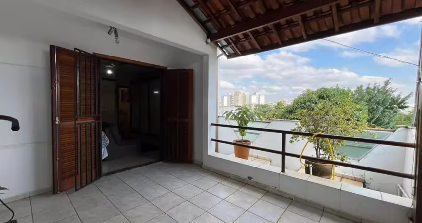 Casa com piscina, dois quartos e mais 1 suíte, garagem para dois carros
