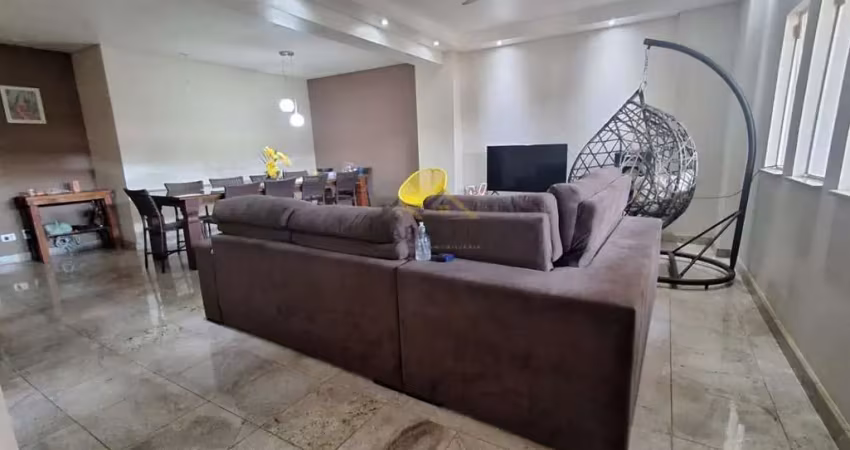 Casa a venda com 207 m&#178; de construção no Bairro São Francisco com 04 quartos,suite e closet, sala, cozinha, 03 banheiros, espaço gourmet, 01 quarto com banheiro no fundo, garagem para 03 carros.