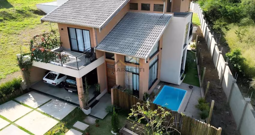 Sobrado &#224; venda no Condomínio Soleil, com 360m&#178;, 4 quartos, 3 banheiros, piscina e 4 vagas de garagem